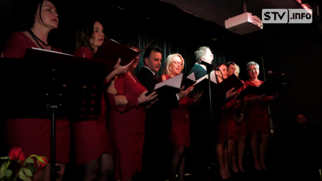 Spektakl, muzyczna niespodzianka i kwiaty dopełniły Dzień Kobiet w Rytwianach