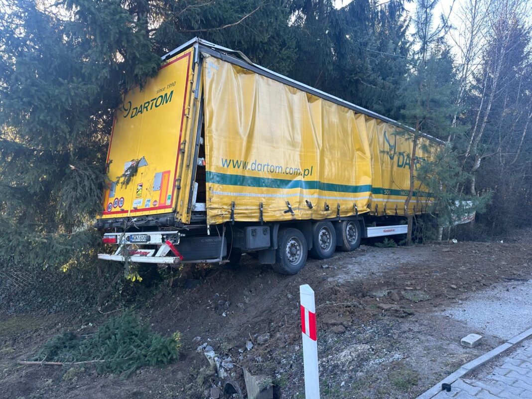 W Łukawie ciężarówka wypadła z drogi. Kierowca trafił do szpitala