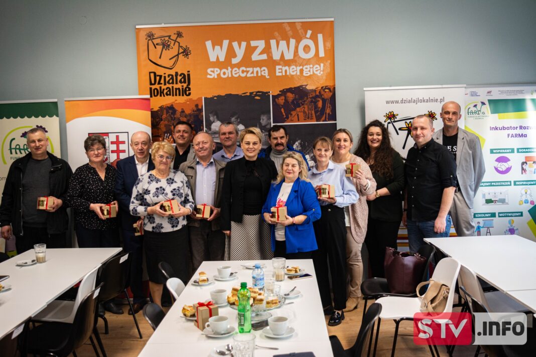 W Osieku odbyły się warsztaty dla sołtysów. Były też życzenia i upominki