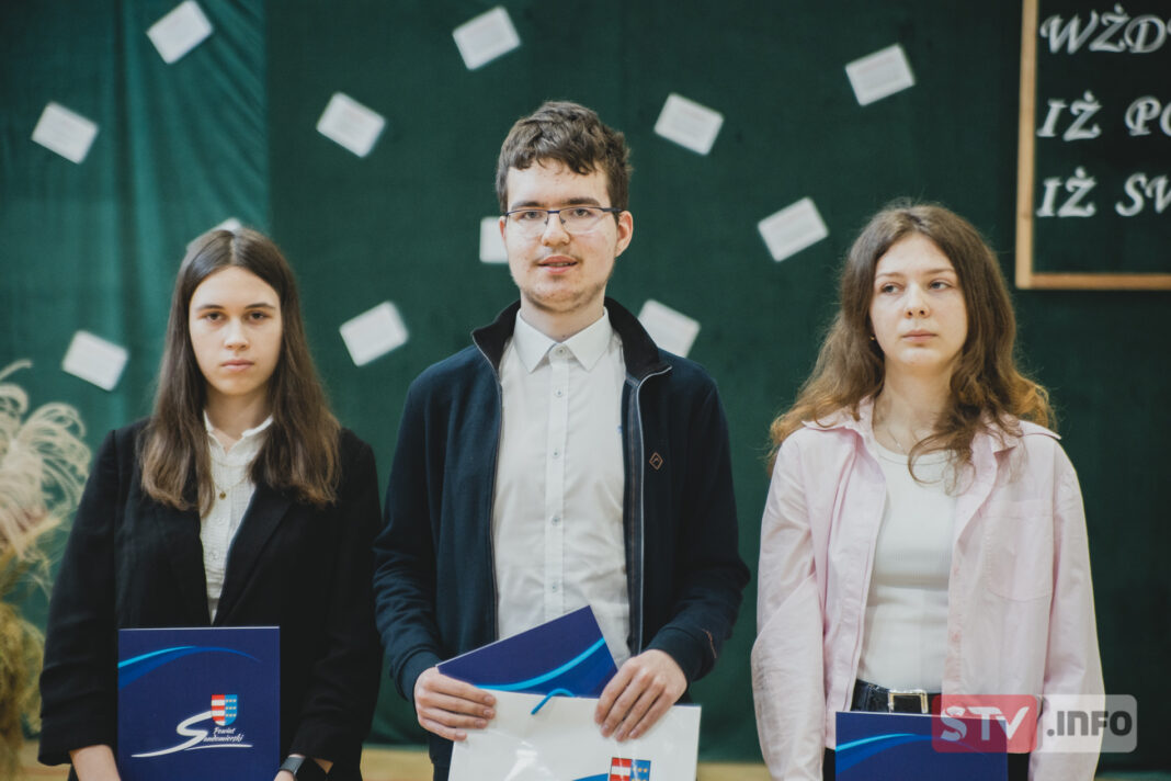 Jan Śliwiński z Collegium Gostomianum „Orłem ortografii”. Powiatowy konkurs rozstrzygnięty