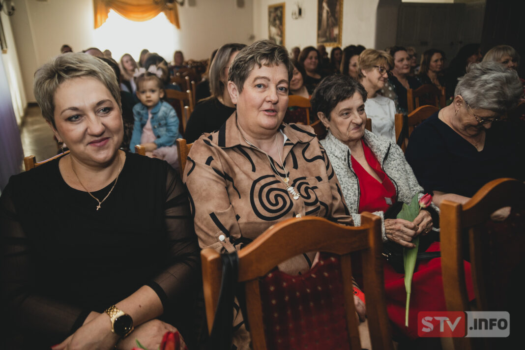 Dzień Kobiet w gminie Lipnik. Były życzenia, kwiaty, występy artystyczne i biesiada