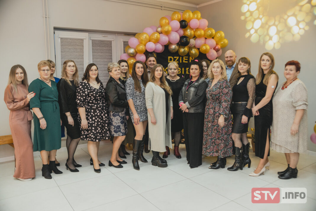 Dzień Kobiet w Wilczycach w klimacie dawnych lat. Były życzenia, kwiaty, dobra muza i pyszności