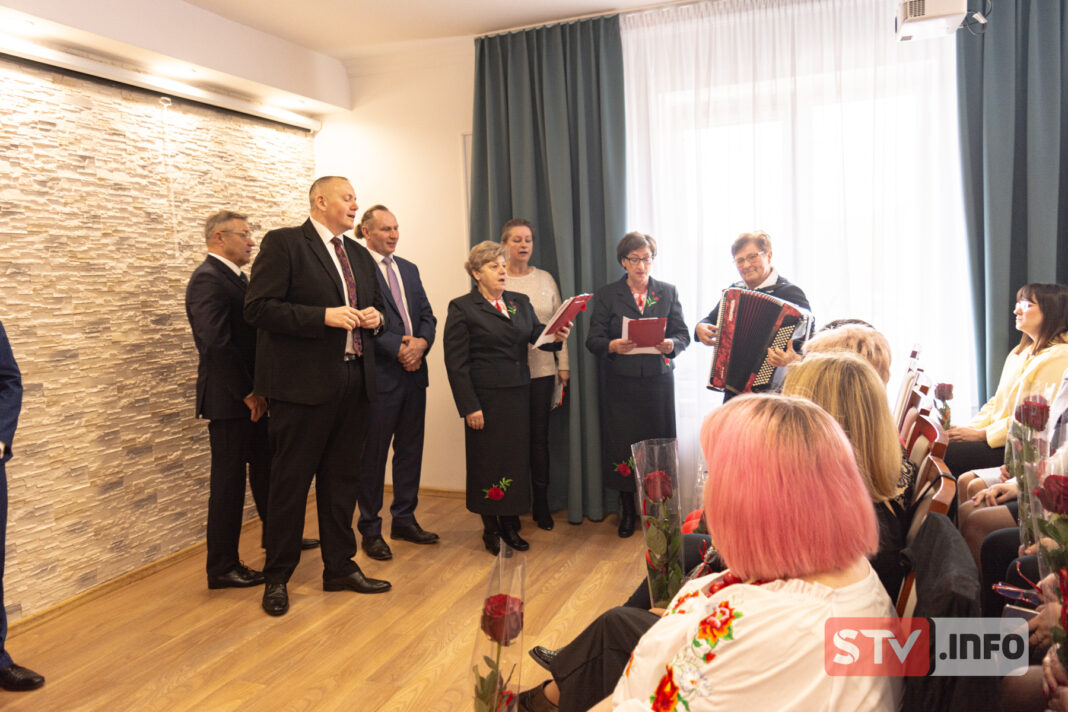 Dzień Kobiet w Tarłowie. Piękne czerwone róże dla pań