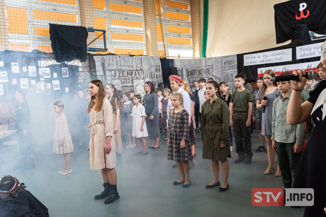 Sandomierska „Trójka” uczciła pamięć o Armii Krajowej. Wyjątkowe obchody Święta Patrona Szkoły