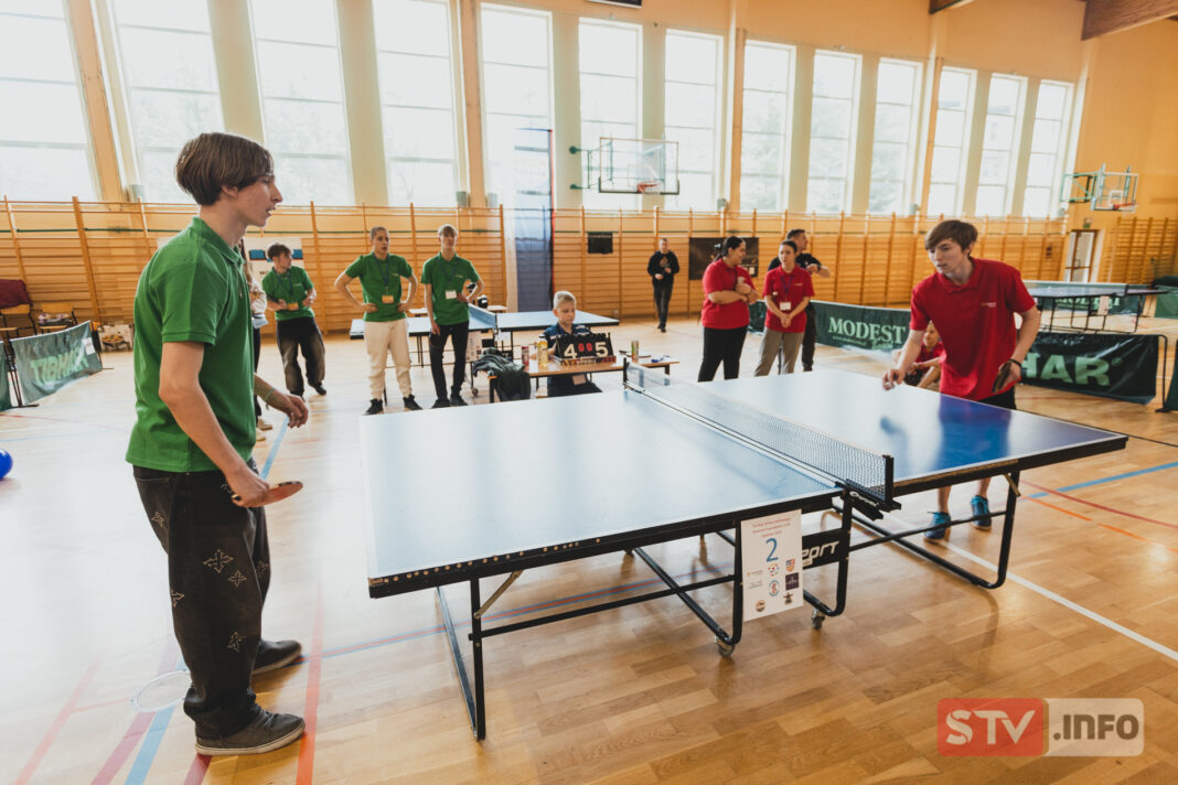 Młodzież rywalizowała w turnieju tenisa Omena Fundation CUP w Opatowie