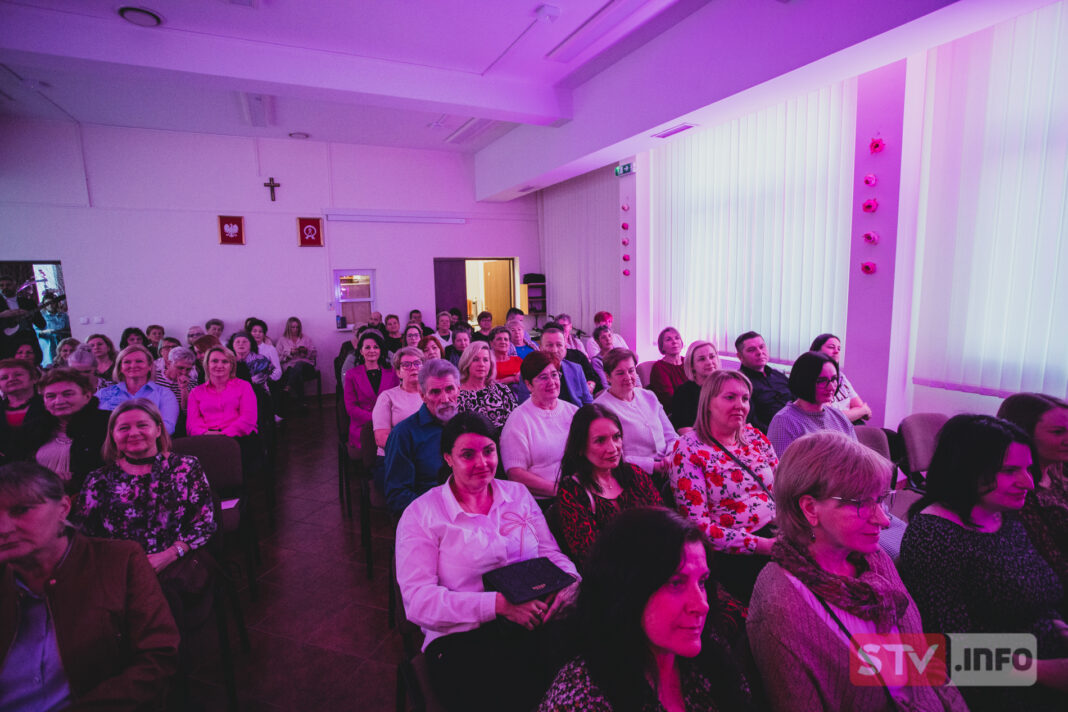 Piękny koncert w Łoniowie. Łukasz Jemioła porwał widownię do wspólnego śpiewania