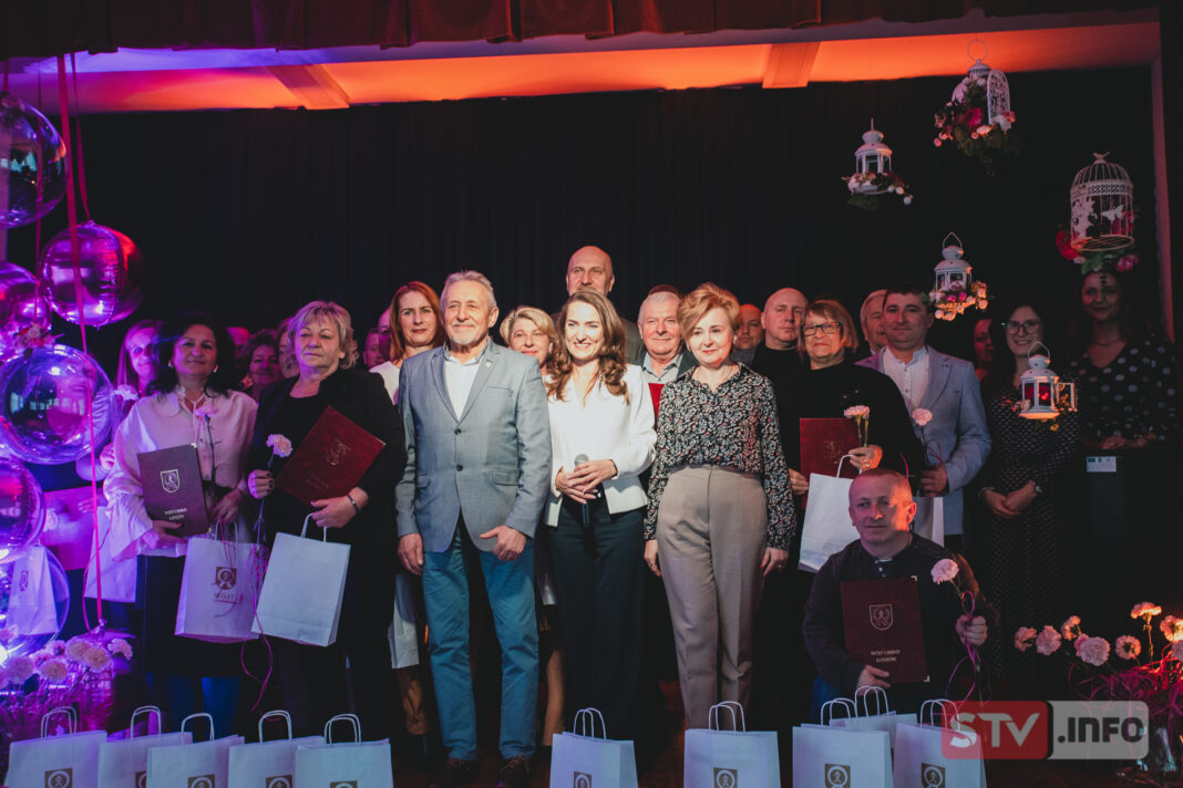 Święto sołtysów w Łoniowie. Życzenia, upominki i kwiaty od pani wójt i wicemarszałka