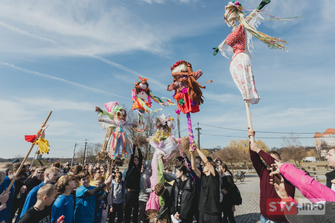 W Sandomierzu żegnali zimę i witali wiosnę. Bieg z Marzanną na sportowo i z tradycją