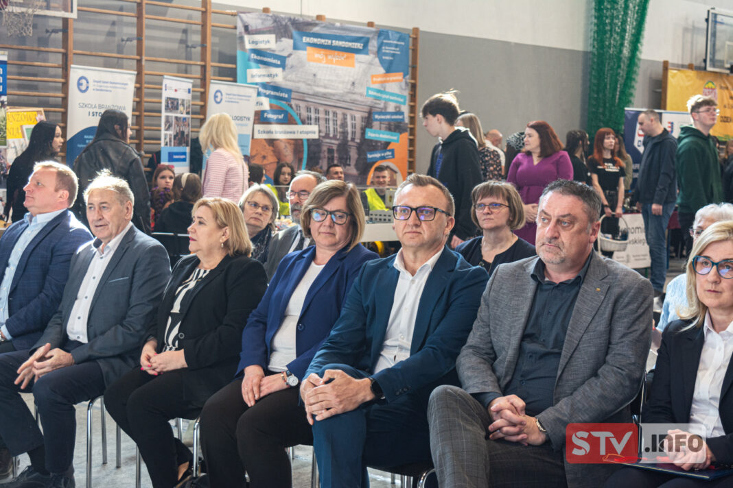 Giełda Szkół Ponadpodstawowych w Sandomierzu. Szkoły zachęcały uczniów swoją bogatą ofertą