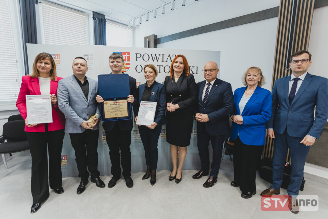 Władze powiatu doceniły sukcesy uczniów z Jałowęs i Opatowa