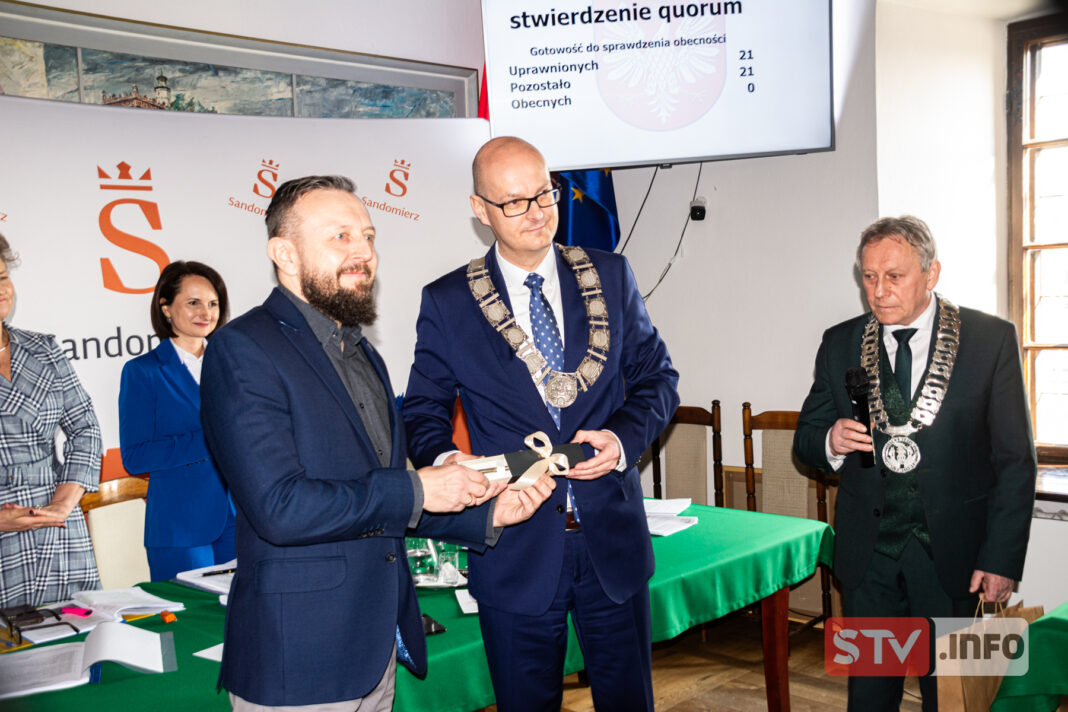 Michał Śmielak doceniony przez samorząd Sandomierza. Pióro i dyplom dla pisarza