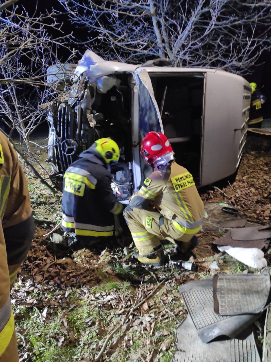 Wypadek w Adamczowicach. Bus zjechał do rowu