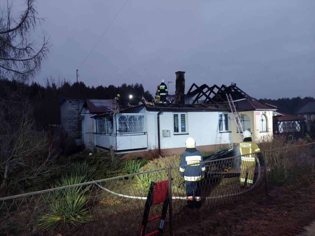 Pożar w Śródborzu. Poddasze domu 5-osobowej rodziny objęte ogniem