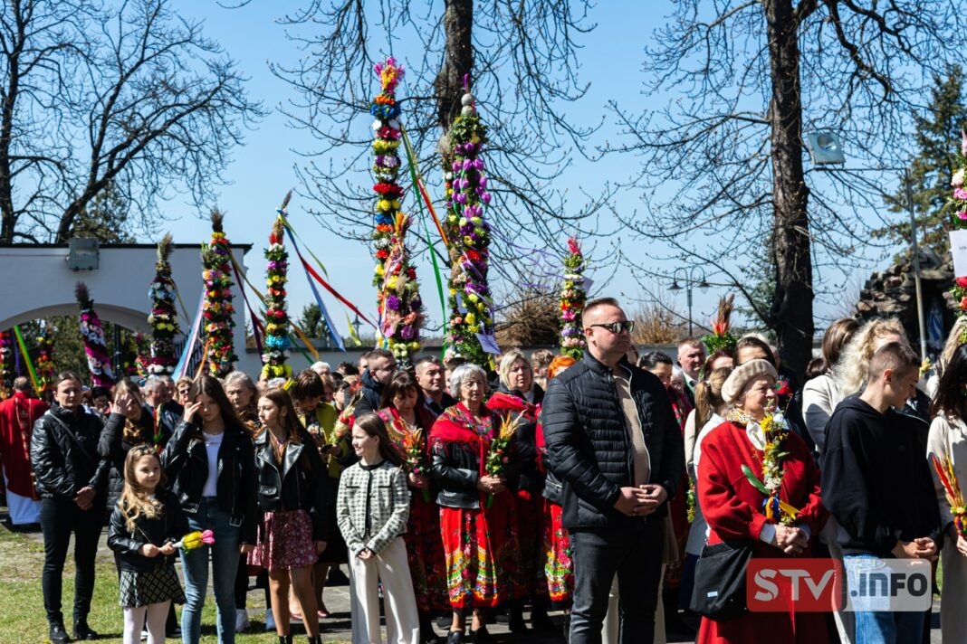 Piękne obchody Niedzieli Palmowej w Tarłowie. Barwny i tłumny korowód przeszedł ulicami