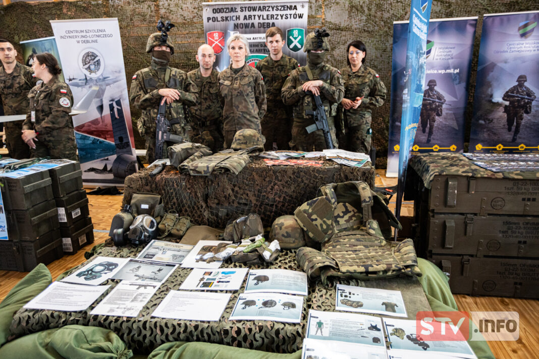 Wojskowe Targi Służby i Pracy w Sandomierzu. Wojskowi zachęcają do bycia żołnierzem