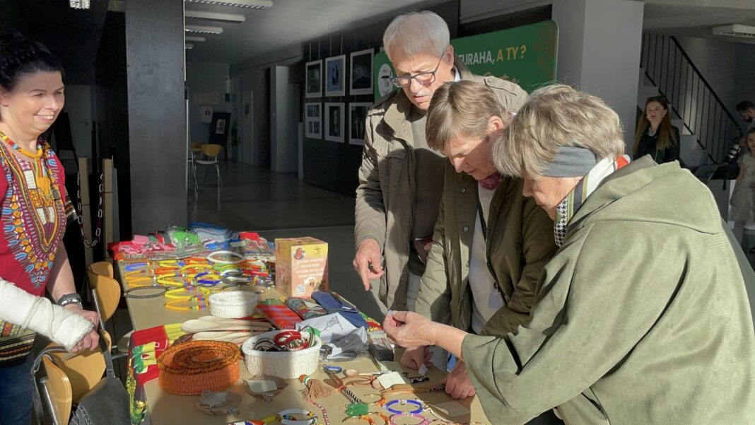 Przedstawiciele Fundacji Help Furaha zachęcali do otwarcia serc na potrzeby chorych dzieci w Kenii.