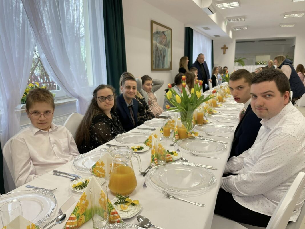 Beneficjenci projektów realizowanych przez Caritas wspólnie usiedli przy wielkanocnym stole