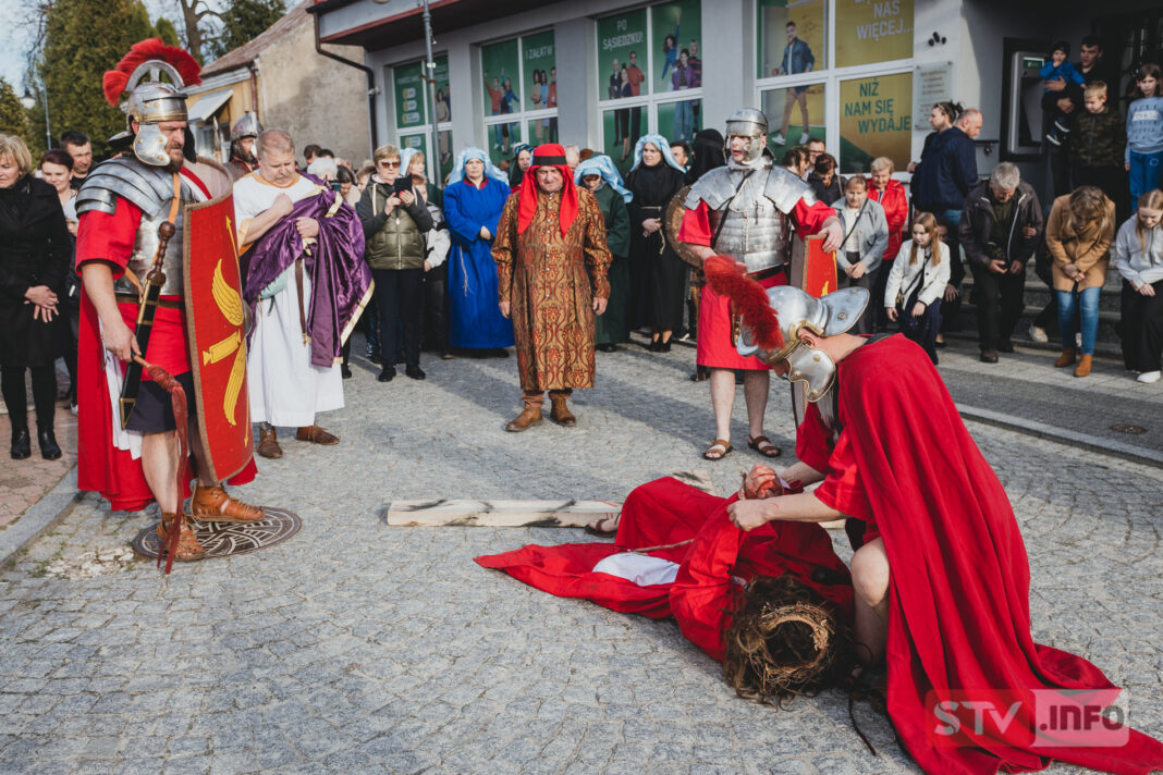 W Szydłowie przeżywali tajemnicę męki i śmierci Pana Jezusa. Piękna i krwawa inscenizacja