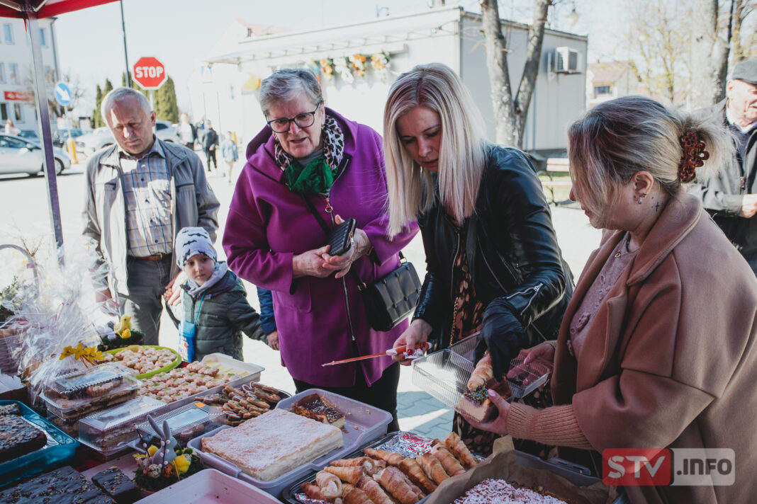 Kiermasz wielkanocny w Osieku. Dopisali wystawcy, kupujący i pogoda