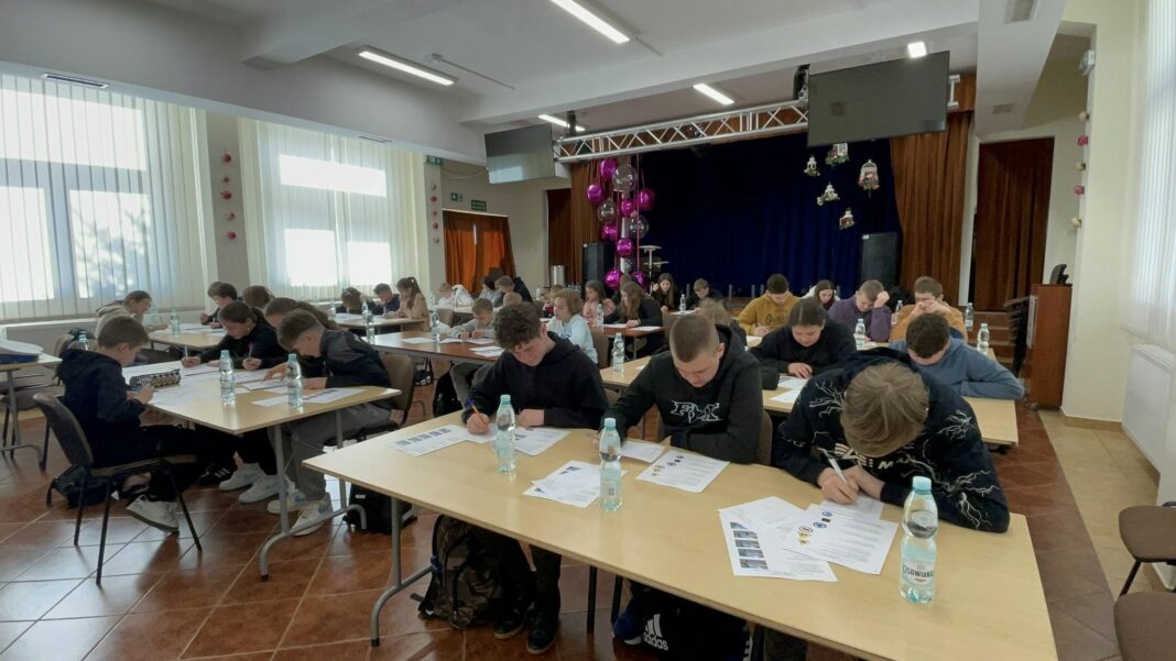 Uczniowie z gminy Łoniów rywalizowali w Turnieju Bezpieczeństwa Ruchu Drogowego. Wiedza i refleks kluczem do sukcesu