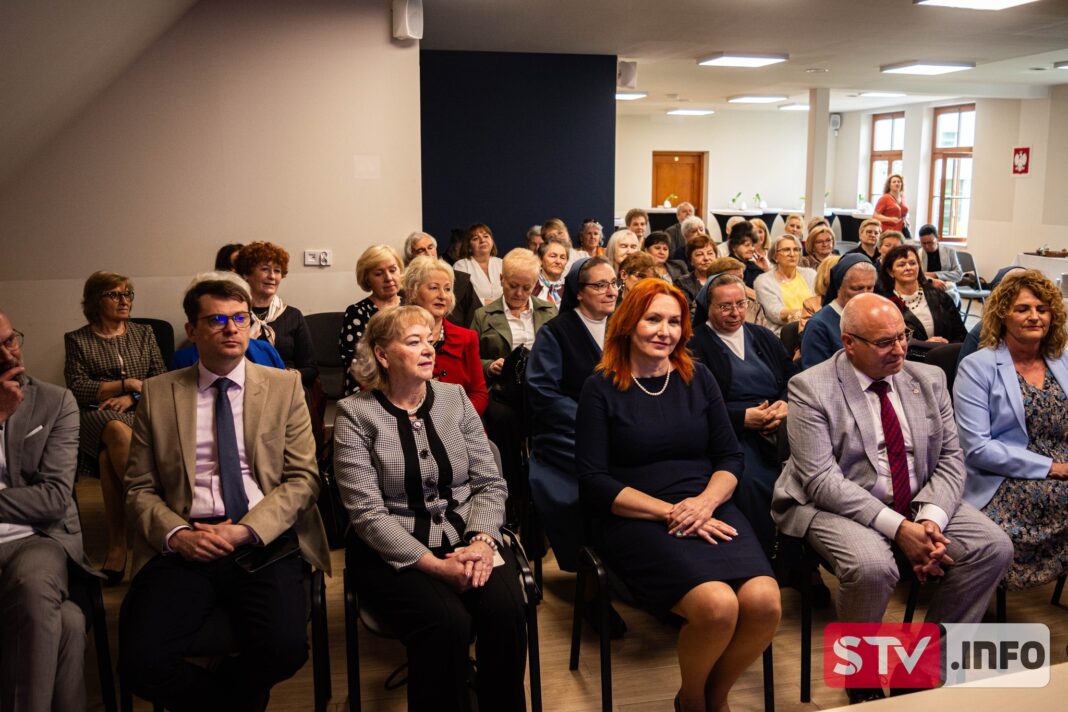 Pielęgniarki i położne świętowały. Życzenia od opatowskich starostów