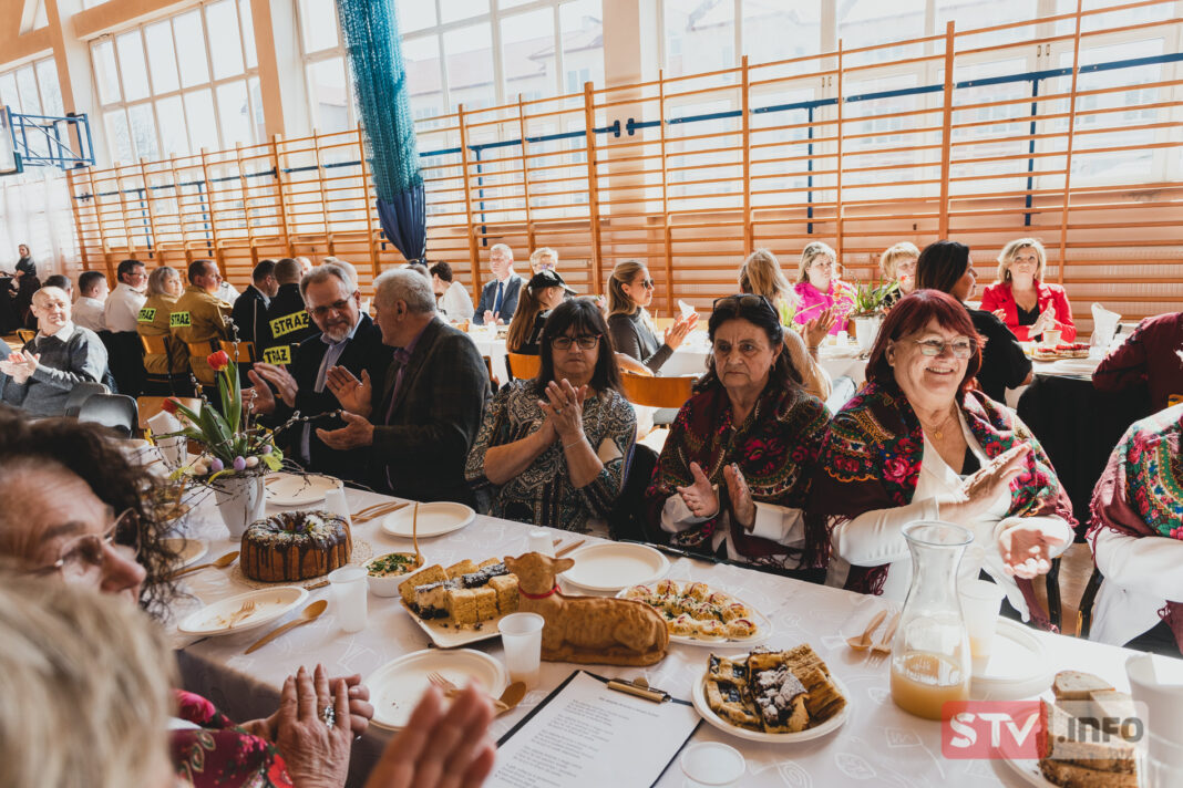 Usiedli przy wspólnym stole. Śniadanie wielkanocne w Koprzywnicy