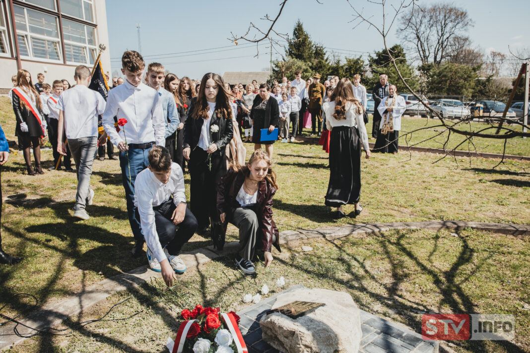 Pamiętają o rodaku zamordowanym w Katyniu. W Stodołach odsłonięto pamiątkową tablicę por. Krzysztofika