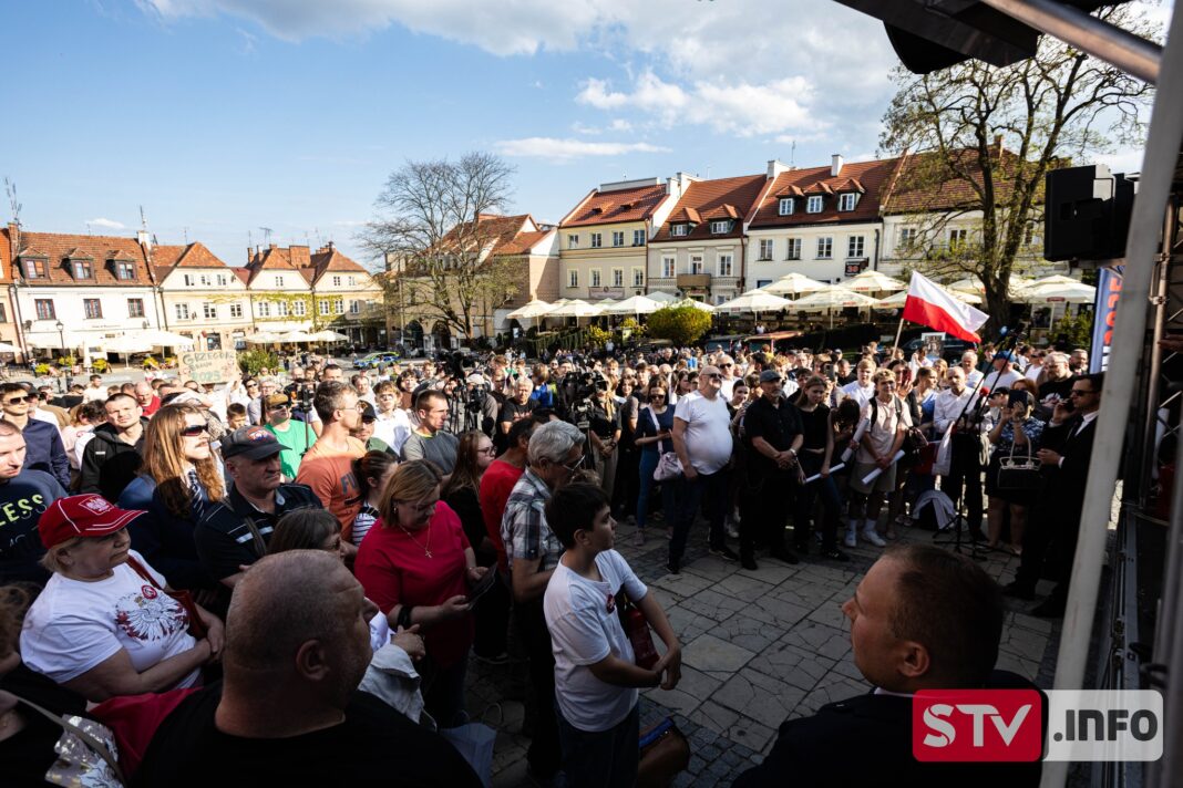 Grzegorz Braun w Sandomierzu. Mnóstwo osób, podpisywanie gaśnic i wspólne zdjęcia