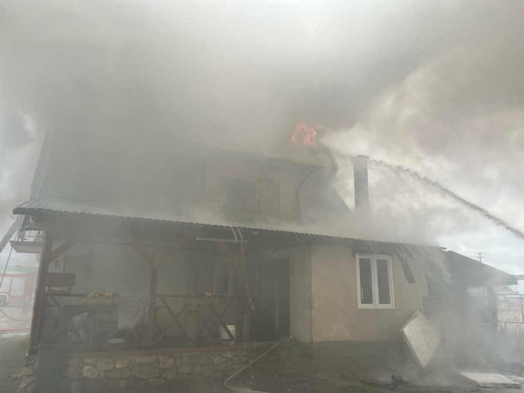 Płonie dom w Osieku. Ewakuowano kobietę z trójką dzieci