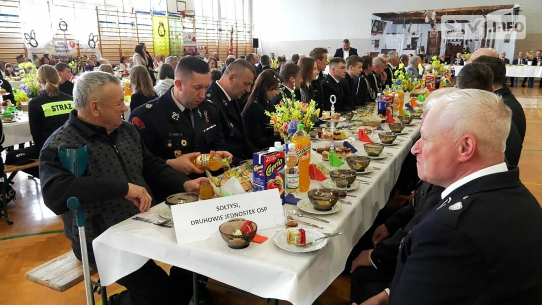 Tradycja, wielkanocne smaki i wspólnota. W Klimontowie mieszkańcy na Śniadaniu Wielkanocnym spotkali się po raz 12