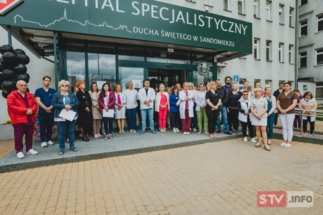 Manifestacja personelu sandomierskiego szpitala po śmierci lekarza z Krakowa