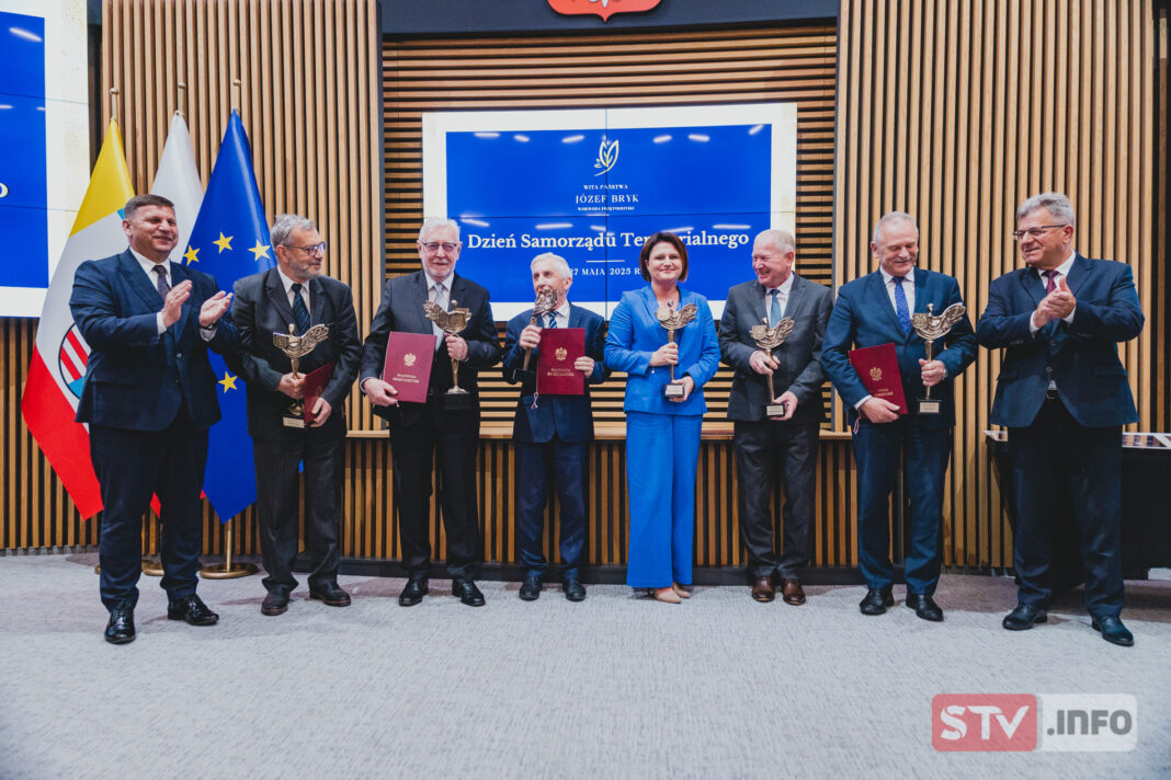 35 lat samorządności świętowano w Kielcach. Nagrody i wyróżnienia dla wójtów, starostów i radnych