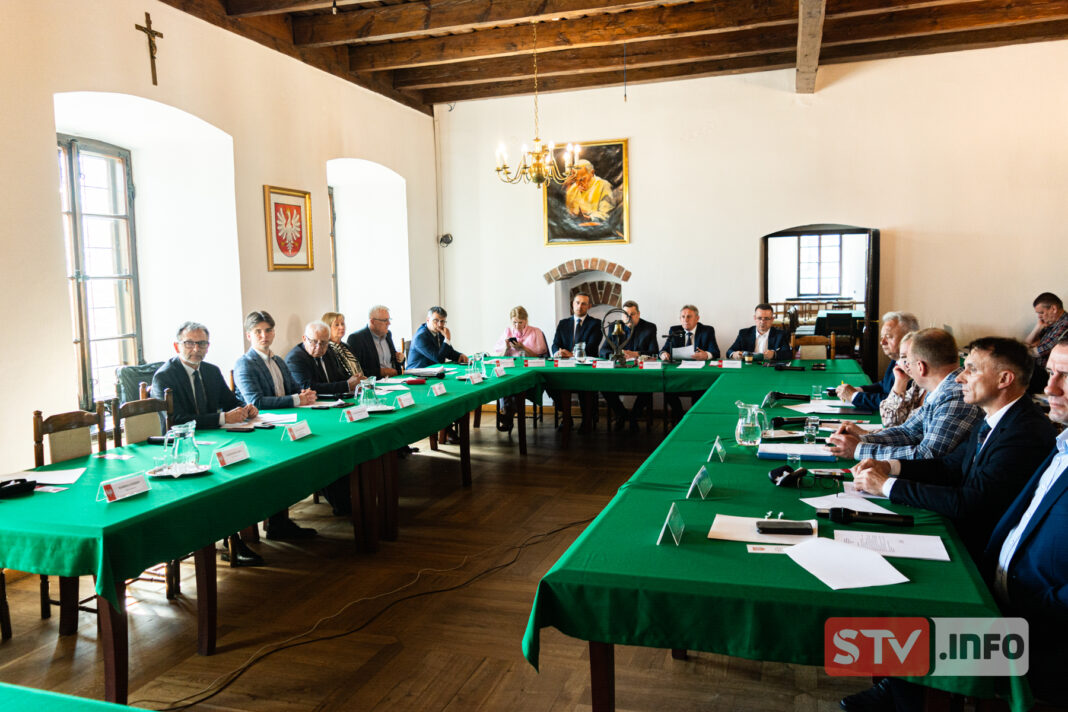 Więcej zezwoleń dla sklepów na sprzedaż trunków. Zdecydowali radni Sandomierza