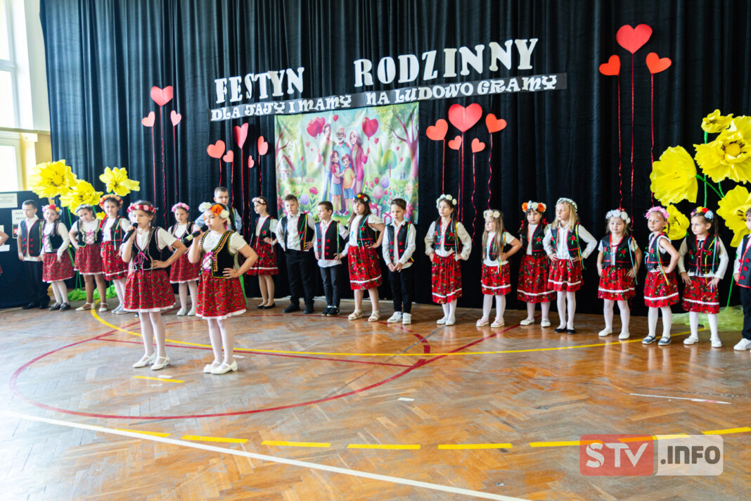 Piękna uroczystość na ludową nutę dla Mamy i Taty w szkole w Szwagrowie