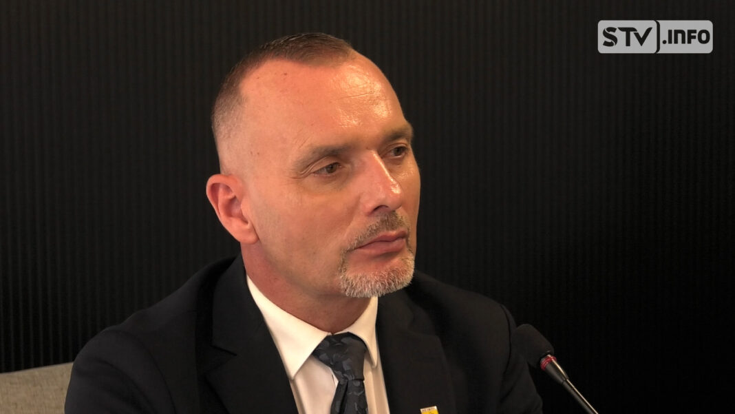 Żółta kartka dla Piotra Ślęzaka. Burmistrz Ożarowa bez wotum zaufania