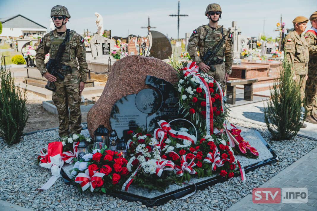 Iwaniska pamiętają o rodaku. Odsłonięto tablicę pamięci płk Sławomira Berdychowskiego