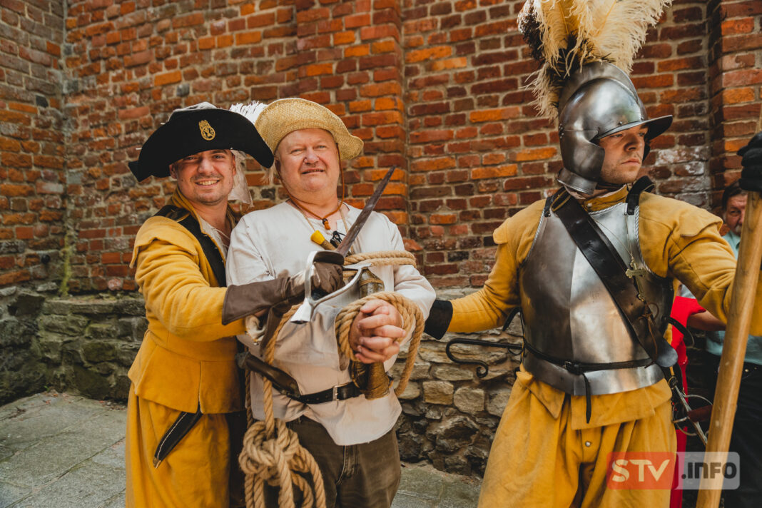 Sandomierskie Wianki Flisackie. Widowiskowy szturm flisaków na bramy miasta