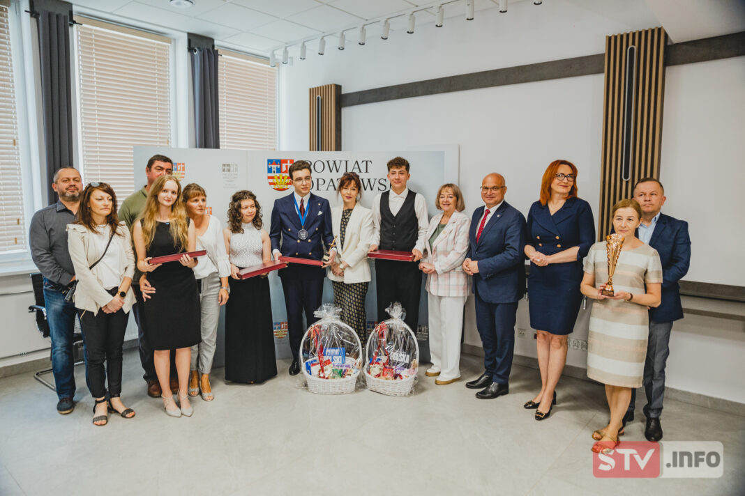 Finaliści debaty IPN docenieni przez władze powiatu opatowskiego