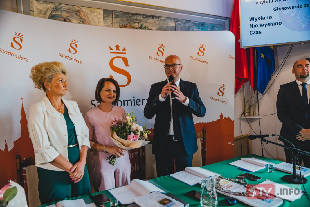 Burmistrz Sandomierza z wotum zaufania i absolutorium. 2 radnych było przeciw