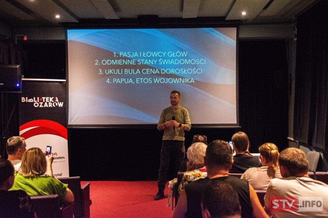 Przemek Kossakowski w Ożarowie. Wyjątkowe spotkanie z podróżnikiem w bibliotece