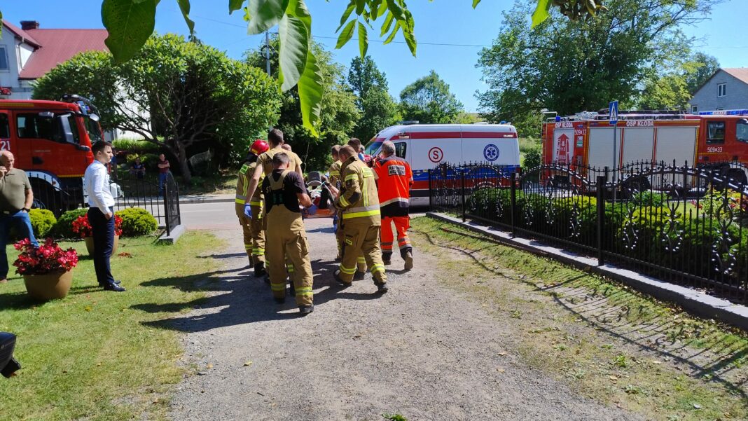 Kłoda: Dwóch pracowników wpadło do studzienki kanalizacyjnej. Na miejscu lądował śmigłowiec LPR