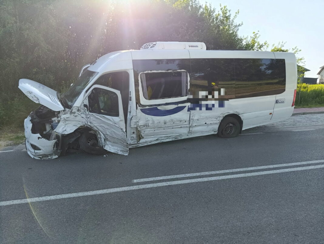 W Wygiełzowie volkswagen wjechał w busa. Trzy osoby w szpitalu