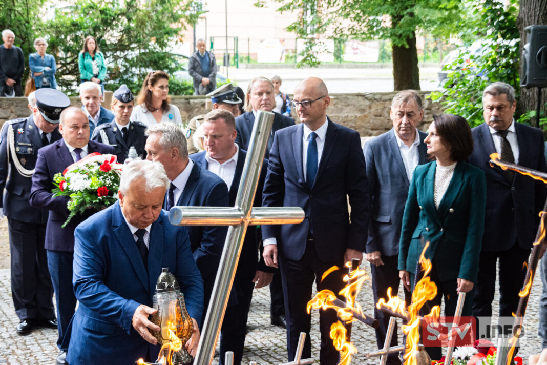 Sandomierz oddał hołd pomordowanym na Wołyniu. Modlitwa, kwiaty i znicze