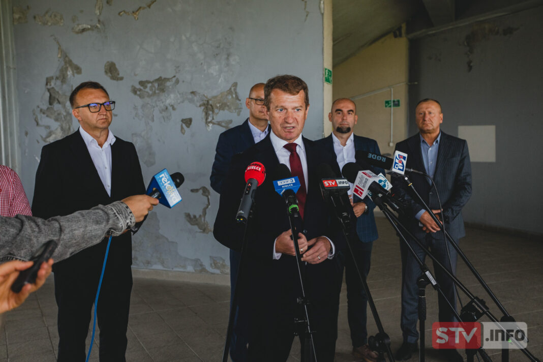 Wiceminister sportu Ireneusz Raś w Sandomierzu. Mówił o środkach na inwestycje, zobaczył stan miejskiego stadionu