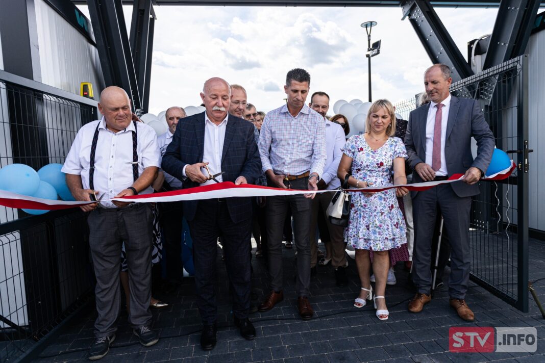 W Lipniku otwarto lodowisko i baseny. Z atrakcji korzystają całe rodziny