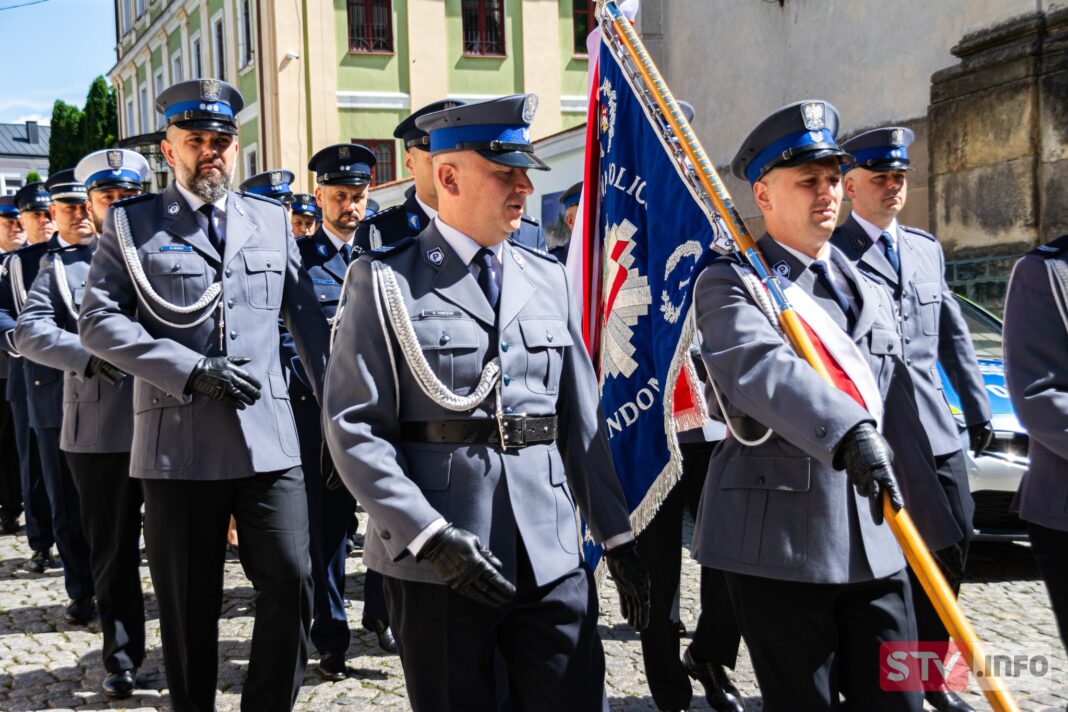 Sandomierz dziękował policjantom. Modlitwa, apel, awanse i piknik