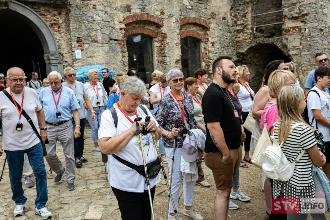 Turyści zachwyceni Krzyżtoporem. Wojowie bawili historią