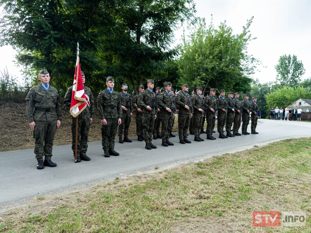 Patriotycznie w Pielaszowie. Obchody z wojskowym ceremoniałem