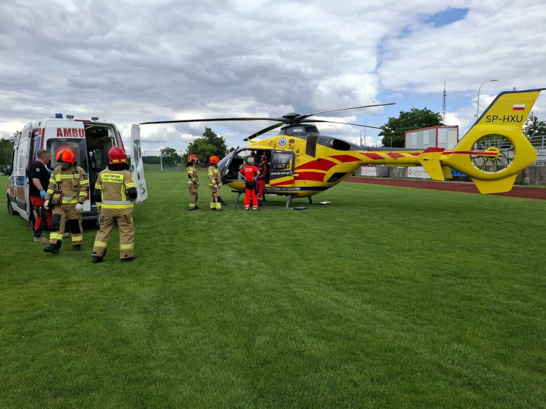 OŻARÓW: Kobieta wypadła z okna na II piętrze. Lądował śmigłowiec LPR