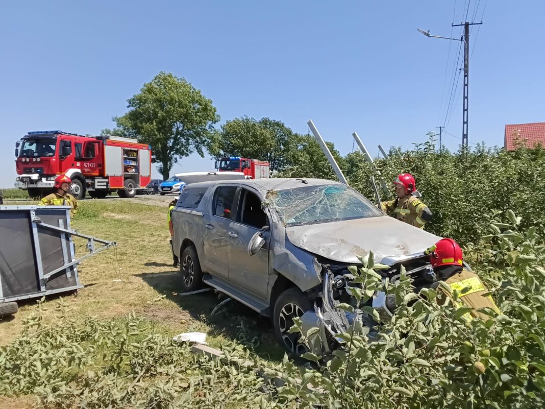 Samochód z przyczepką wypadł z drogi w Głazowie. Uszkodził zawór gazowy, słupy i ogrodzenie